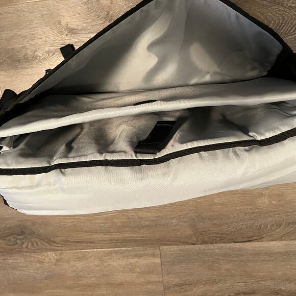 Victorinox Swiss Army Messenger Laptop Bag - Picture 7 of 7